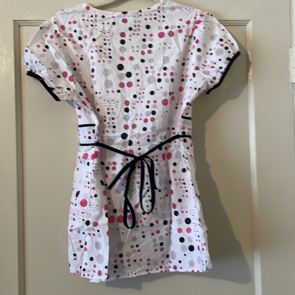 Scrub top. Perfect for healthcare worker. Two pockets. EUC - Picture 3 of 3
